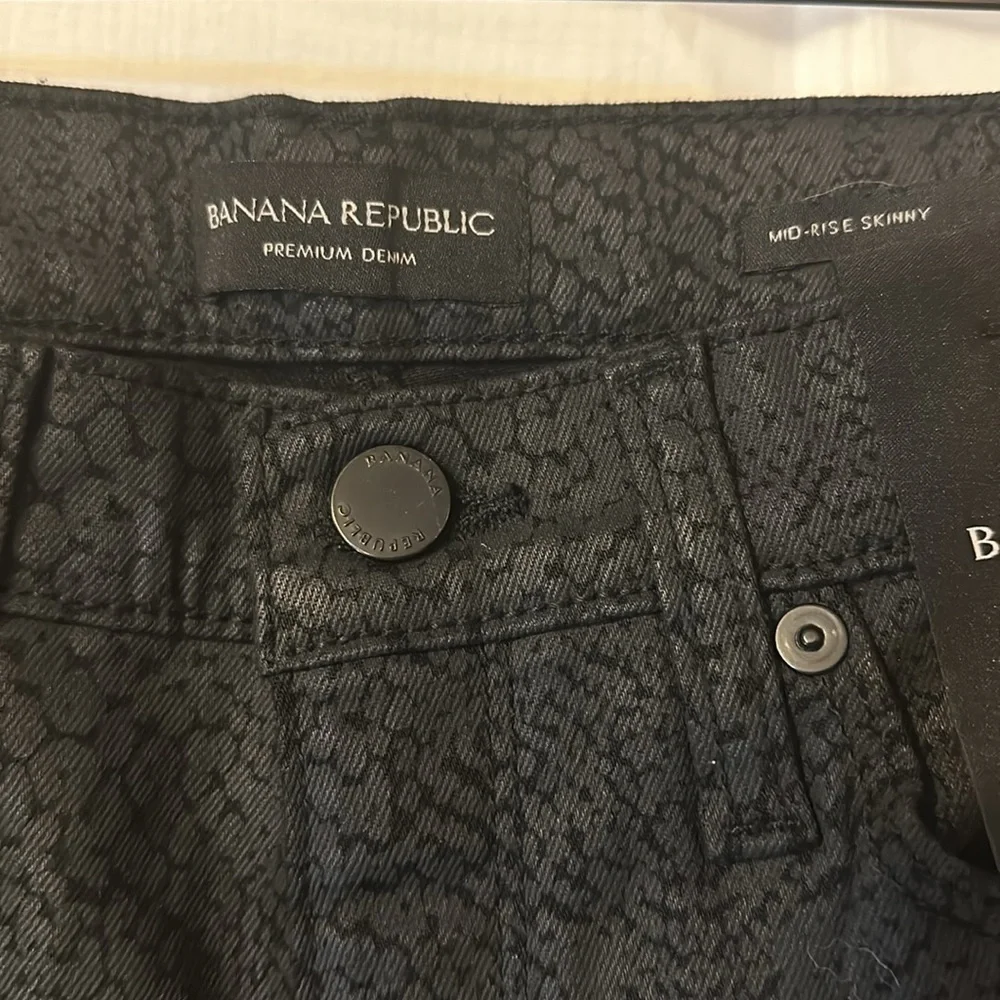 NWT Women’s Banana Republic Black Snakeskin Print Mid Rise Skinny Ankle Jeans